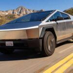El Tesla Cybertruck Cyberbeast ha alcanzado un precio de 101,985 dólares, lo que lo convierte en uno de los vehículos eléctricos más caros del mundo. Esta versión extrema del Cybertruck cuenta con un motor adicional que genera 630 kW (845 hp), permitiéndole alcanzar los 0-100 km/h en 2.6 segundos. Este impresionante rendimiento es comparable con los autos deportivos de lujo, pero en un vehículo pick-up todoterreno. Sin embargo, debido a las regulaciones de seguridad vial en Europa, no se puede registrar en el continente, lo que limita su disponibilidad fuera de los EE. UU.
