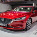 El Mazda 6 es un sedán de tamaño medio que combina un diseño elegante con una experiencia de conducción impresionante. Su manejo afilado y su capacidad para ofrecer una conducción suave y cómoda lo convierten en una excelente opción tanto para viajes largos como para el día a día. Aunque su popularidad ha sido eclipsada por otros sedanes, el Mazda 6 destaca por ofrecer un equilibrio entre lujo y rendimiento a un precio asequible. Su eficiencia de combustible, junto con las opciones de motor de cuatro cilindros y turboalimentado, lo hacen aún más atractivo para quienes buscan calidad y confort sin romper el banco.
