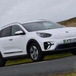 El Kia e-Niro es una de las mejores opciones en el mercado de coches eléctricos usados, gracias a su gran autonomía y un interior sorprendentemente espacioso. El modelo con batería de 64 kWh ofrece una autonomía de hasta 282 millas en condiciones ideales, lo que lo convierte en una opción destacada para quienes buscan un EV con buena capacidad de carga. La velocidad máxima de carga del e-Niro es de 100 kW, lo que permite recargar del 10% al 80% en solo 54 minutos. Este coche destaca no solo por su eficiencia, sino también por su relación calidad-precio excepcional.