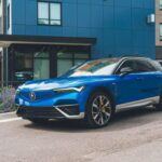 En septiembre de 2025, Acura anunció la cancelación del ZDX, su primer vehículo eléctrico. Este modelo, que fue producido junto al Cadillac Lyriq en la planta de GM en Spring Hill, Tennessee, llegó al mercado solo por un año. Aunque el ZDX presentaba una carrocería estilizada al estilo Acura, sus entrañas eran de General Motors, lo que generó cierta confusión en su identidad. La decisión de discontinuar el modelo, justo antes de la expiración del crédito fiscal federal para vehículos eléctricos, dejó a muchos preguntándose si la cancelación fue una reacción al contexto económico y político.