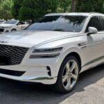Genesis, la marca premium de Hyundai, ha ganado rápidamente terreno en el mercado de lujo, y el GV80 es un claro ejemplo de ello. Este SUV combina materiales de alta calidad y un diseño elegante que rivaliza con marcas tradicionales europeas y japonesas. Además, el GV80 es más accesible en comparación con otros SUV de lujo, lo que lo convierte en una excelente opción para quienes buscan calidad a un precio más razonable. Con una experiencia de conducción suave y características premium, el GV80 es ideal para quienes buscan un SUV de lujo sin romper el banco.