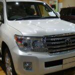 El Toyota Land Cruiser no es solo un SUV, es una verdadera leyenda en el mundo del automovilismo. Con una durabilidad excepcional, este vehículo puede superar fácilmente los 300,000 kilómetros si se mantiene adecuadamente. Aunque no es el más asequible de los SUVs, su capacidad todoterreno y su resistencia lo hacen una opción popular entre los aficionados al off-road y los consumidores de SUVs de lujo. Además, el valor de reventa del Land Cruiser es sorprendentemente alto, lo que lo convierte en una inversión inteligente a largo plazo. Su fiabilidad, resistencia y versatilidad son características que lo han convertido en uno de los modelos más venerados en el mundo automotriz.