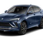 El Buick Envista 2024 sigue siendo uno de los SUV compactos más codiciados del mercado. Este modelo ofrece un diseño aerodinámico que combina la utilidad de un SUV con las líneas elegantes de un sedán. Disponible en tres versiones: Preferred, Sport Touring (ST) y Avenir, cada una tiene un carácter distintivo, manteniendo el lujo accesible y la innovación que caracteriza a la marca Buick. Su espacio y diseño siguen siendo muy atractivos para quienes buscan elegancia y funcionalidad a un precio razonable.