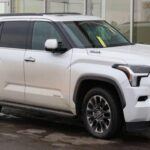 El Toyota Sequoia es el SUV que lidera esta lista con un impresionante potencial de 296,509 millas. Este vehículo de gran tamaño es conocido por su durabilidad y fiabilidad, características que lo convierten en una opción preferida para familias que necesitan mucho espacio y, sobre todo, un coche que dure a largo plazo. Equipado con un motor potente y una estructura robusta, el Sequoia ha demostrado ser capaz de resistir los kilómetros con facilidad, ofreciendo comodidad y rendimiento a lo largo de los años.