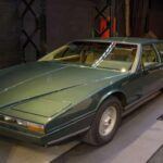 El Aston Martin Lagonda de 1974 a 1990 es conocido por ser uno de los coches de lujo más desconcertantes jamás fabricados. Con su diseño angular y futurista, parecía sacado de una película de ciencia ficción, pero la innovación terminó en su apariencia. Este sedán de alta gama fue notoriamente poco fiable, con problemas eléctricos graves que dejaban inutilizado el tablero de instrumentos o dejaban a los conductores varados. El sistema digital, en lugar de facilitar las cosas, causaba confusión, y el interior, aunque costoso, era demasiado estrecho para justificar su alto precio.