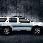 El Nissan Xterra está a punto de hacer su regreso, y todo indica que esta vez será con una versión electrificada, pero no completamente eléctrica. Con un diseño cuadrado y robusto, como el original, el Xterra podría ofrecer las capacidades todoterreno que tanto lo hicieron destacar en el pasado. Aunque no hay detalles oficiales, los espías han captado imágenes que indican que se mantendrá fiel a la esencia del modelo original, lo que atraerá a los fanáticos de los SUV de aventura.