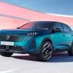 El Peugeot e-3008 es uno de los vehículos eléctricos más destacados para 2025. Este SUV ha sido diseñado sobre una nueva plataforma, lo que le permite ofrecer varias opciones de batería. Con una batería de 97 kWh (utilizable), este modelo logra una autonomía oficial de 422 millas, más de 40 millas por encima del Renault Scenic (379 millas). Incluso con una batería más pequeña de 73 kWh, el e-3008 alcanza una autonomía de 326 millas, lo que lo convierte en una excelente opción para quienes buscan un SUV eléctrico con un alcance considerable.
