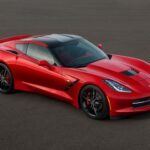 El Chevrolet Corvette C7 Stingray es un superdeportivo que equilibra a la perfección el rendimiento con la practicidad. Con su motor V8 de 6.2 litros que ofrece hasta 455 caballos de fuerza, este coche no solo ofrece una aceleración impresionante, sino que también cuenta con un interior cómodo y un maletero sorprendentemente espacioso. Esto lo convierte en una excelente opción para el día a día, ya que puedes disfrutar de la experiencia de conducción sin sacrificar la comodidad. Además, los modelos de segunda mano rondan los 40,000 dólares, lo que lo hace accesible en comparación con otros superdeportivos. El C7 Stingray es ideal para quienes buscan un coche con un diseño elegante y potente, sin renunciar a la funcionalidad.