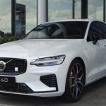 El Volvo S60 Recharge es un sedán híbrido enchufable que combina el lujo escandinavo con una impresionante autonomía eléctrica de hasta 66 km en modo totalmente eléctrico. Su motor T8 de alta potencia ofrece una aceleración sobresaliente y una experiencia de conducción placentera. Además, el habitáculo está diseñado con materiales de alta calidad, destacando su comodidad y la avanzada tecnología de seguridad de Volvo. Este modelo es perfecto para quienes buscan un sedán elegante y eficiente para desplazamientos diarios.