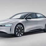 El Lucid Air 2025 lidera la categoría de autonomía, alcanzando 512 millas con una sola carga, lo que lo coloca a la vanguardia de los vehículos eléctricos en el mercado. Este sedán de lujo completamente eléctrico tiene un precio inicial de $71,400, lo que lo convierte en una opción premium accesible para quienes buscan lo mejor en eficiencia y confort. El Lucid Air combina un diseño sofisticado y una tecnología avanzada, ofreciendo una experiencia de conducción única. A pesar de algunos inconvenientes en su software, el rendimiento general de este modelo lo ha establecido como el estándar en el segmento de lujo, con una calificación de expertos de 4.3.