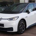 No es sorpresa que el Volkswagen forme parte del propio Grupo Volkswagen. Desde su fundación, la marca ha sido el núcleo que dio origen al gigante automovilístico, con modelos icónicos como el Beetle, el Golf y el Jetta. La marca ha evolucionado para convertirse en sinónimo de fiabilidad, practicidad y eficiencia, abriendo camino con su enfoque en la movilidad eléctrica, especialmente con el regreso del Volkswagen Bus en su versión eléctrica. Volkswagen sigue siendo una de las marcas más relevantes del mercado, ofreciendo una gama accesible para una amplia variedad de consumidores.