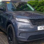 El Range Rover Velar 2023 es un ejemplo excepcional de lujo y practicidad combinados. Su elegante diseño exterior se complementa con un interior igualmente impresionante, que incorpora la última tecnología en infoentretenimiento y materiales de primera calidad. El Velar ofrece una experiencia de conducción suave gracias a su avanzado sistema de suspensión y a una selección de motores eficientes y potentes. Con un amplio espacio de carga y tracción integral opcional, el Velar se desenvuelve con la misma soltura en terrenos difíciles que en la ciudad.