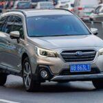 El Subaru Outback es conocido por su increíble longevidad. Con motorizaciones que van desde un 2.5L de cuatro cilindros hasta un 2.4L turboalimentado, el Outback ofrece un rendimiento equilibrado con un sistema de tracción integral simétrica que es ideal para todo tipo de condiciones. Muchos propietarios logran recorrer más de 300,000 millas con mantenimientos básicos, como cambios regulares de aceite. Su transmisión CVT y su diseño robusto lo hacen una excelente opción para quienes buscan un SUV confiable.