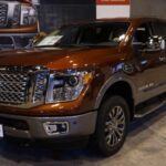 El Nissan Titan es una de las camionetas más robustas de la gama, pero en los modelos fabricados entre 2016 y 2023, muchos propietarios han experimentado problemas con la transmisión. A pesar de que la camioneta prometía una experiencia de conducción fluida, los conductores se quejaron de que la transmisión era brusca y presentaba retardos al acelerar o al intentar integrarse en el tráfico. Esta falta de suavidad en el cambio de marchas fue un gran inconveniente para muchos propietarios que esperaban una experiencia de conducción sin altibajos. A pesar de los intentos de Nissan por mejorar esta situación, este defecto se convirtió en uno de los puntos más negativos de la Titan.