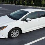 El Toyota Corolla ha dejado de ser ese coche básico y funcional que solo cumplía con llevarte de un lugar a otro. En 2025, el Corolla es un modelo con un diseño más moderno, un interior espacioso y una tecnología intuitiva que lo hace destacar. Su conducción cómoda y su facilidad de maniobra lo convierten en una opción ideal para el día a día. Además, cuenta con avanzados sistemas de seguridad que brindan confianza a los conductores. Este modelo es perfecto para aquellos que buscan un coche accesible, confiable y con una gran durabilidad a lo largo del tiempo.