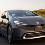 El Toyota Prius Híbrido sigue siendo el líder indiscutido en el mercado de los vehículos híbridos. Reconocido por su fiabilidad, el Prius continúa ofreciendo un rendimiento de combustible excepcional, lo que lo convierte en una opción rentable para aquellos que buscan reducir sus gastos en combustible. Su tecnología híbrida sigue siendo pionera, y su construcción robusta ha demostrado ser capaz de soportar el paso del tiempo. Con una excelente reputación por su durabilidad y resistencia, el Prius es una opción destacada en las recomendaciones de coches híbridos para 2025, ideal para aquellos que buscan un coche con una vida útil prolongada.