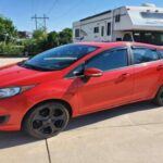 Uno de los coches más populares entre los conductores urbanos, el Ford Fiesta ha sido un favorito durante años por su economía de combustible y su tamaño compacto. Sin embargo, muchos propietarios han reportado problemas eléctricos significativos. Los fallos más comunes incluyen desgaste de la batería, alternadores defectuosos y un sistema de carga inteligente que no funciona correctamente. Estos problemas pueden resultar costosos de reparar, y aunque el Fiesta es conocido por su fiabilidad en muchos aspectos, sus componentes eléctricos pueden ser un punto débil.