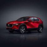 La Mazda CX-30 ha elevado el estándar de los SUV subcompactos con su diseño Kodo, que se distingue por sus arcos de rueda esculpidos y una línea de techo que recuerda a la de un coupé. Su perfil lateral es impecable gracias a sus manijas de puerta empotradas y una línea de cintura elevada. El interior no se queda atrás, con materiales suaves al tacto en el salpicadero y asientos de cuero genuino disponibles que aportan una sensación de lujo. La iluminación ambiental en el centro de la consola remata una atmósfera de lujo en miniatura, haciendo de este modelo una opción sobresaliente para quienes buscan algo más que un SUV básico.