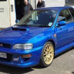 El Subaru Impreza 22B STI, lanzado en 1998, es uno de los coches más legendarios de Subaru. Creado para conmemorar el tercer campeonato consecutivo de la marca en el Mundial de Rally, el 22B se caracteriza por su diseño de carrocería ancha, un motor turboalimentado de 2.2 litros y tracción integral avanzada. Limitado a solo 400 unidades, se ha convertido en un artículo de colección muy codiciado. Su rareza, rendimiento y herencia del rally han hecho que los precios de este modelo suban y se haya ganado su lugar en la historia del automovilismo.

Puntos fuertes: Herencia en rally, diseño icónico, motor turbo.

Desventajas: Precios altos y disponibilidad limitada.