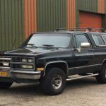 La Chevrolet Blazer fue una verdadera pionera en el mundo de los SUV, lanzada en 1969. Este modelo irrumpió en el mercado como un vehículo robusto, ideal para el trabajo y el ocio, convirtiéndose rápidamente en un favorito por su construcción sólida y su excelente desempeño todoterreno. Sin embargo, con el paso de los años, la Blazer se ha visto opacada por la evolución de los SUV modernos, perdiendo relevancia frente a opciones más actualizadas que ofrecen mayor tecnología y eficiencia. Hoy, la versión moderna de la Blazer no logra capturar la esencia que la convirtió en un ícono.