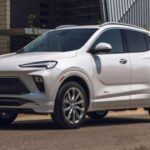 Aunque no alcanza el top 10, Buick se destaca como la primera marca americana en este ranking. Reconocida por su fiabilidad, Buick ha conseguido colocarse en una posición privilegiada. Ofrece SUVs de dos y tres filas con interiores superiores a los de marcas como Chevy o Ford, pero a precios más accesibles que marcas de lujo tradicionales como Lexus, Lincoln o Cadillac. Si estás buscando un coche americano que combine buen rendimiento y fiabilidad a un precio razonable, Buick es una excelente opción.