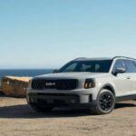El Kia Telluride se ha convertido en una de las SUVs más populares gracias a su gran espacio, diseño sofisticado y, por supuesto, sus avanzadas características de seguridad. Para el modelo 2025, Kia ha mejorado aún más su sistema de seguridad, convirtiéndolo en una opción imbatible para familias. Con características como el Asistente de Prevención de Colisiones Frontales, Asistencia de Salida Segura y Advertencia de Atención al Conductor, el Telluride garantiza una protección total en cada trayecto. Además, su sistema de Monitoreo de Vista Periférica añade una capa extra de seguridad, convirtiéndolo en una de las mejores opciones del mercado.