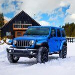 El Jeep Wrangler, aunque es un vehículo icónico y robusto, presenta varios inconvenientes para los jubilados. Con un precio inicial de $34,090, uno de sus mayores problemas es la altura de entrada, que puede resultar incómoda para las personas con movilidad reducida. Además, el Wrangler tiene un espacio de carga limitado, lo que dificulta almacenar las pertenencias esenciales para un viaje. Aunque es un excelente coche para aventuras, no es el más práctico ni accesible para quienes ya están disfrutando de su jubilación.