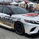 El Toyota Camry 2023 sigue siendo un favorito entre los sedanes gracias a su fiabilidad de renombre y su eficiencia en el consumo de combustible. Con un diseño elegante y una conducción cómoda, el Camry ofrece una experiencia de conducción tranquila, ideal para aquellos que buscan un vehículo práctico y accesible. En términos de tecnología, el modelo incorpora el paquete Toyota Safety Sense 2.5+, que incluye características como control de crucero adaptativo y asistencia para mantenerse en el carril, lo que lo convierte en una opción segura y avanzada. Además, su espacioso interior y opciones híbridas hacen que este modelo sea versátil y atractivo.