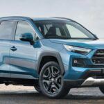 El Toyota RAV4 Prime se destaca no solo por su autonomía eléctrica de 42 millas (67 km), sino también por su potencia y versatilidad. Este SUV híbrido enchufable ofrece una aceleración impresionante y un manejo dinámico gracias a su sistema de tracción integral de serie. Además, cuando entra en funcionamiento el motor de gasolina, la autonomía total puede superar los 965 km, lo que lo convierte en una opción ideal tanto para viajes largos como para trayectos urbanos. Con su diseño robusto y tecnología avanzada, el RAV4 Prime es una excelente opción para quienes buscan eficiencia sin sacrificar rendimiento.