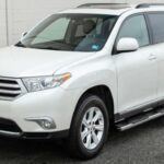 El Toyota Highlander 2013 es una opción destacada por su espacio y comodidad. Este SUV tiene capacidad para siete personas, lo que lo convierte en una de las opciones más amplias en su segmento. Aunque el diseño ha experimentado algunas variaciones a lo largo de los años, el Highlander mantiene su reputación de fiabilidad. Además, el modelo híbrido de este año puede encontrarse dentro del presupuesto de los $15,000, con un precio de alrededor de $13,000. El Highlander se caracteriza por su alto nivel de confort y sus características de seguridad avanzadas, incluyendo un sistema de frenos antibloqueo y múltiples airbags.
