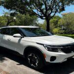 El Kia Seltos 2025 es una de las opciones más atractivas después de una significativa reducción de precio de $1,361, pasando de $34,030 a $32,669. Este SUV compacto se destaca por su estilo moderno, tecnología avanzada y gran utilidad. Su sistema de infoentretenimiento, su espacio interior y su capacidad para ofrecer una experiencia de conducción cómoda lo convierten en una opción excelente para aquellos que buscan un equilibrio entre diseño, funcionalidad y economía. Además, con la rebaja de precio, se convierte en una de las opciones más accesibles en su categoría.