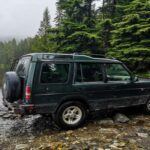 El Land Rover Discovery 4 es bien conocido por sus impresionantes capacidades todoterreno, pero los mecánicos advierten sobre su fiabilidad en el largo plazo. A pesar de ser un vehículo robusto, se enfrenta a constantes problemas eléctricos que afectan su rendimiento. Los fallos en el sistema eléctrico son una de las razones por las que los expertos no lo recomiendan para aquellos que buscan un coche usado fiable.

Puntos débiles: Problemas frecuentes con el sistema eléctrico y sensores defectuosos.
Consejo: Considera modelos más nuevos de la marca, que han mejorado la fiabilidad.