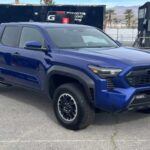 La Toyota Tacoma es conocida por su fiabilidad, pero su último rediseño ha decepcionado a muchos conductores. Aunque la marca ha renovado por completo la generación de la Tacoma, los problemas con la transmisión, el rendimiento inconsistente del motor y los fallos en el sistema de infoentretenimiento han sido comunes en los modelos más recientes. Esto ha hecho que muchos conductores deseen esperar a una versión más refinada antes de considerar su compra.

Puntos débiles: Problemas con la transmisión, rendimiento del motor inconsistente y fallos en la tecnología.
Consejo: Espera a una actualización futura o busca otras opciones de camionetas.
