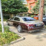 El 2025 Mercedes-Maybach S-Class es la referencia definitiva del lujo automotriz. Con un motor V8 biturbo de 4.0L en el S 580 4MATIC, que entrega 496 caballos de fuerza, y el S 680 4MATIC con un V12 de 6.0L que desarrolla 621 caballos de fuerza, esta berlina es un monumento a la ingeniería. Los pasajeros disfrutan de asientos masajeros, un sistema de sonido Burmester 4D y pantallas táctiles traseras, todo en un entorno de acabados de madera y cuero. Con un precio inicial de $207,150, la Maybach S-Class ofrece una experiencia de viaje serena y lujosa.

Puntos fuertes: Rendimiento sublime, interior de lujo, tecnología avanzada.
Consejo: Perfecto para quienes buscan una berlina que no solo ofrezca lujo, sino también una experiencia de conducción incomparable.