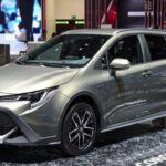 El Toyota Corolla ha sido durante años sinónimo de fiabilidad y durabilidad. Este compacto se distingue por su ingeniería eficiente y bajos costos de mantenimiento, lo que lo convierte en un vehículo ideal para quienes buscan un coche que dure muchos años. Muchos propietarios del Corolla reportan haber recorrido más de 300,000 kilómetros sin problemas significativos, lo que demuestra su excepcional longevidad.

Puntos fuertes: Eficiencia de combustible, mantenimiento sencillo, fiabilidad probada.

Consejo: Si buscas un coche económico que te dure una vida, el Corolla es una opción segura.