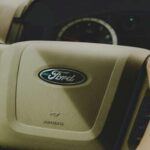 Cuando se trata de sistemas de infotainment, Ford podría necesitar un poco más de amor tecnológico. Muchos conductores encuentran que los sistemas de entretenimiento de Ford están por detrás de los competidores en cuanto a facilidad de uso y funcionalidad. Mientras que otras marcas ofrecen características de vanguardia y una integración perfecta, el sistema de Ford puede sentirse como si todavía estuviera en la era del internet de marcación.

La interfaz es a menudo torpe, y las actualizaciones suelen ser lentas, lo que te dejará buscando entre menús cuando preferirías disfrutar de tu música. Si valoras una experiencia tecnológica de alta gama, tal vez debas considerar otras opciones, ya que los sistemas de otros fabricantes son más inteligentes y sus características son mucho más futuristas.

Puntos destacados: Sistema de infotainment anticuado, problemas con la velocidad de las actualizaciones.