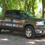 La camioneta americana por excelencia
La Ford F-150 ha sido durante años la camioneta más vendida en Estados Unidos, y con razón. Este modelo ha demostrado ser increíblemente resistente, especialmente en sus versiones con motores V8 como el 4.6 y 5.4 litros. Con un historial probado en flotas de trabajo y en condiciones de uso exigentes, la F-150 es conocida por cruzar los 300,000 millas sin mayores problemas, siempre que se le realice el mantenimiento adecuado.

La durabilidad de la F-150 se debe en parte a su motor modular y la amplia disponibilidad de piezas, lo que facilita las reparaciones a precios razonables. Además, sus paneles de carrocería, aunque propensos a la corrosión, rara vez afectan los componentes mecánicos, que continúan funcionando sin problemas por años.

Por qué es confiable: Resistencia a largo plazo y facilidad de mantenimiento.