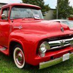 Una de las camionetas más representativas de la historia de Ford
La Ford F-100, parte de la icónica serie F, es uno de los modelos más emblemáticos de la marca desde su introducción en los años 50. Con motores V8 robustos y una construcción sólida, la F-100 se convirtió rápidamente en una favorita entre los trabajadores y entusiastas de las camionetas. Especialmente los modelos de los años 70, que son celebrados por su rendimiento combinado con un diseño clásico.

La F-100 no solo cumplió con su cometido como camioneta de trabajo, sino que también destacó por su capacidad de adaptarse a diversas necesidades sin perder rendimiento. Esto la convierte en una de las camionetas más duraderas y apreciadas en la historia del mercado de las pickups.

Por qué es legendaria: Su rendimiento y fiabilidad a lo largo de los años la consolidaron como una de las camionetas más duraderas de su tiempo.