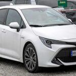 El icono de la fiabilidad urbana y más allá
El Toyota Corolla es uno de los coches más vendidos a nivel mundial, y su fiabilidad es legendaria. Con motores que siguen diseños probados, transmisiones que funcionan suavemente durante años y una cabina que resiste el paso del tiempo, el Corolla es el coche que nunca te fallará. El modelo híbrido ofrece una gran eficiencia de combustible, ideal para el tráfico denso y la conducción diaria.

La fiabilidad del Corolla no es solo una cuestión de rendimiento, sino también de bajo costo de mantenimiento. Los repuestos son accesibles y los problemas eléctricos son mínimos, lo que lo convierte en una opción económica a largo plazo. Con su dimensión compacta, también es ideal para la vida urbana.

Por qué es confiable: Su diseño sencillo y robusto lo convierte en un coche que puede alcanzar los 200,000 kilómetros o más sin mayores problemas.