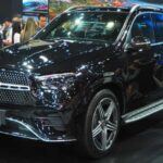 Lujo y tecnología para todos los gustos

El Mercedes-Benz GLE-Class sigue siendo una de las mejores opciones dentro de los SUV de lujo en 2025. Con más de 20 años de historia, el GLE ofrece una amplia gama de configuraciones que se adaptan a las necesidades de cada conductor. Ya sea en su versión híbrida o convencional, el GLE se distingue por su elegante diseño, potencia y tecnología de vanguardia. Equipado con lo último en conectividad y sistemas de asistencia al conductor, este SUV es ideal para aquellos que buscan comodidad sin sacrificar el rendimiento.