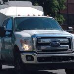 El Ford F-250 Super Duty es una verdadera bestia sobre ruedas. Conocido por su impresionante durabilidad, este camión está diseñado para realizar trabajos exigentes con facilidad. Sus opciones de motores robustos y su construcción resistente aseguran que pueda manejar cargas pesadas y terrenos difíciles sin ningún problema. Los propietarios a menudo elogian su capacidad de remolque y las características avanzadas de tecnología, lo que lo convierte en una opción favorita tanto para el trabajo como para el ocio. Con un mantenimiento regular, este camión puede superar fácilmente las 250,000 millas, consolidándose como una inversión de larga duración.