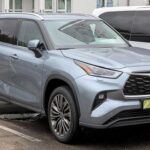El Toyota Highlander Hybrid combina la probada tecnología híbrida de Toyota con una carrocería de SUV mediano, lo que lo hace altamente eficiente en combustible y confiable. Los propietarios informan una vida útil promedio que supera los 200,000 millas, con Consumer Reports clasificándolo entre los SUV híbridos más confiables. Según un análisis de iSeeCars, más del 20% de los Highlander Hybrid se conservan por 10 años o más, casi el doble del promedio de la industria. Con una economía de combustible combinada de 35 mpg, es ideal para familias conscientes del costo que buscan durabilidad sin sacrificar eficiencia.