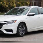 El precio inicial de un coche híbrido suele ser más alto que el de los modelos tradicionales a gasolina. Esto se debe a la tecnología avanzada utilizada en los motores híbridos, los sistemas de propulsión dual y los componentes electrónicos sofisticados. Modelos como el Toyota Prius o el Honda Insight tienen un costo superior debido a su ingeniería y las piezas especializadas que incluyen. Aunque existen incentivos gubernamentales en ciertos países, estos varían de región a región, y pueden no ser suficientes para reducir significativamente la diferencia de precio entre un híbrido y un coche convencional. Es importante investigar las ayudas disponibles para comprender bien el impacto del coste inicial.