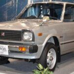 El Toyota Tercel fue un vehículo accesible y confiable que cumplió su propósito: llevar a las personas de un punto A a un punto B sin complicaciones. Aunque nunca fue un modelo que se destacara por su diseño o emoción al volante, el Tercel fue elogiado por su durabilidad y bajo coste de mantenimiento. Su motor pequeño y su construcción simple lo convirtieron en el auto perfecto para aquellos que buscaban algo práctico y económico. En lugar de ser un vehículo memorable, se destacó por ser uno de esos autos que pasaban desapercibidos pero que nunca fallaban, una característica que lo hizo popular durante más de 20 años.