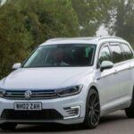Una opción equilibrada para los conductores que valoran la fiabilidad

El Volkswagen Passat (B8) se destaca como uno de los modelos más fiables en el segmento de los sedanes medianos. A pesar de algunos problemas menores, como fallos electrónicos y ciertos problemas con los frenos, este modelo supera la media en cuanto a fiabilidad y vida útil. Con el cuidado adecuado, el Passat es capaz de recorrer más de 200.000 km sin problemas significativos. Los expertos recomiendan realizar un mantenimiento preventivo de los sistemas eléctricos y estar atentos a los frenos para mantener su rendimiento óptimo. Con un motor eficiente y una conducción cómoda, este sedán sigue siendo una opción muy recomendable a largo plazo.