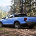 Una camioneta lista para la aventura

El Jeep Gladiator sigue siendo una opción impresionante para los amantes de los todoterrenos, y en 2026 eleva su juego con más capacidades off-road y nuevas opciones tecnológicas. El motor EcoDiesel de 3.0L sigue siendo un favorito por su potencia y el nuevo sistema híbrido 4xe mejora la experiencia de conducción en terrenos difíciles, permitiendo una conducción silenciosa y eficiente. La posibilidad de quitar las puertas y el techo sigue siendo uno de los mayores atractivos de este modelo. Con una nueva pantalla táctil de 12.3 pulgadas y el TrailCam, los conductores ahora tienen la tecnología necesaria para conquistar cualquier terreno. Aunque no es la más cómoda en carretera, su desempeño fuera de ella sigue siendo sobresaliente.