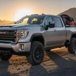 Chevrolet y GMC están lanzando una nueva generación de sus camionetas Silverado y Sierra, que incluirán el innovador motor V8 Gen 6. Este motor ofrece mayor potencia, mejor eficiencia de combustible y emisiones más limpias, respaldado por una inversión de 888 millones de dólares en la planta de Tanowanda. Aparte de la mejora en el rendimiento, estas camionetas contarán con una experiencia de conducción refinada, una mayor capacidad de remolque y nuevas características tecnológicas. Este es el futuro de las camionetas full-size de GM, manteniendo el rendimiento de los V8 mientras cumplen con los estándares ambientales más estrictos.