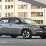 Precio base: $19,900
El Hyundai Venue 2025 combina la practicidad de un SUV compacto con un precio accesible de $19,900. Con un diseño atractivo y una pantalla táctil de 8 pulgadas, este modelo también ofrece características de seguridad avanzadas como el aviso de colisión frontal.

Es ideal para jóvenes profesionales o pequeñas familias que buscan un vehículo con mayor altura para mejor visibilidad y tecnología moderna, sin la carga de un SUV más caro. Su tamaño compacto y eficiencia de combustible lo hacen perfecto para la conducción urbana.