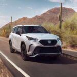 El Toyota Highlander Hybrid 2025 es una opción única en su clase, pues combina la eficiencia de un SUV híbrido con la capacidad de un vehículo de tres filas de asientos. Con una economía de combustible de aproximadamente 36 mpg combinados, este SUV es ideal para familias grandes que necesitan espacio pero no quieren comprometer la eficiencia.

Este modelo es ideal para quienes buscan un vehículo que pueda transportar hasta ocho personas y sus pertenencias, sin tener que llenar el tanque cada pocos días. El Highlander Hybrid logra un balance perfecto entre practicidad y economía, haciendo que los viajes largos y las excursiones familiares sean más sostenibles.