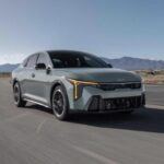 Precio base: $23,165
El Kia K4 es un sedán nuevo que reemplaza al Forte, y ofrece una gran cantidad de características por su precio. Su motor de 2.0 litros genera 147 caballos de fuerza y ofrece una excelente eficiencia de combustible con 34 MPG combinados. El K4 incluye una pantalla táctil de 12.3 pulgadas, lo que le da un toque de modernidad y lujo a este sedán asequible. Además, su diseño interior espacioso, el amplio maletero y las características de seguridad avanzadas hacen que sea una opción ideal para quienes buscan comodidad y valor en un coche nuevo.

La versión básica viene equipada con arranque por botón y control de crucero, garantizando una experiencia de conducción más cómoda y práctica.